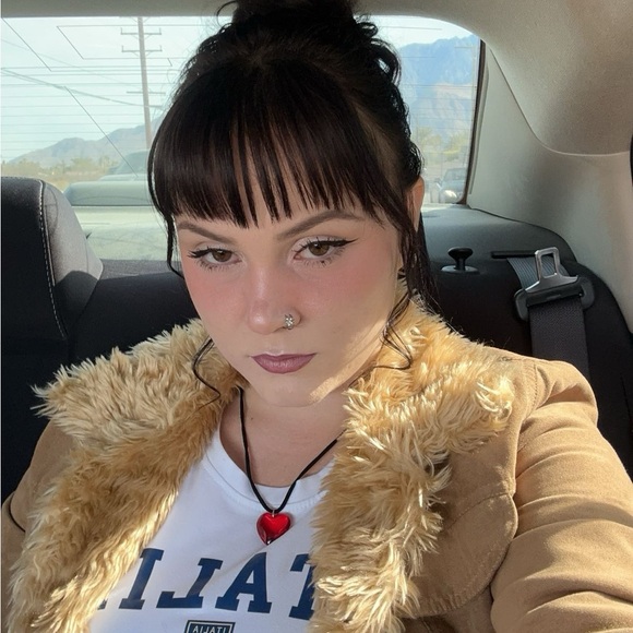 Meet your Posher, Cassie - Picture 4 of 4